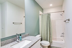 6 Mi to Hospitals: Nurse-friendly Houston Home!