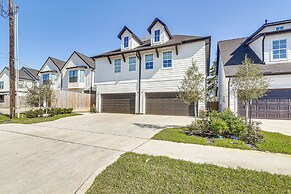 6 Mi to Hospitals: Nurse-friendly Houston Home!