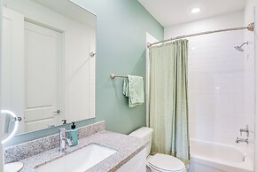 6 Mi to Hospitals: Nurse-friendly Houston Home!