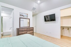 6 Mi to Hospitals: Nurse-friendly Houston Home!