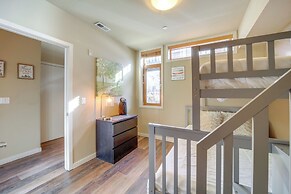 Walk to Lake Chelan: Mountain-view Condo w/ Grill!