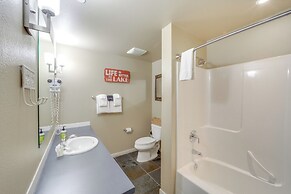 Walk to Lake Chelan: Mountain-view Condo w/ Grill!