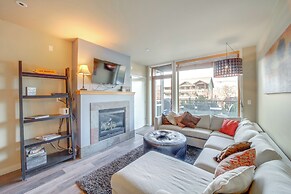 Walk to Lake Chelan: Mountain-view Condo w/ Grill!