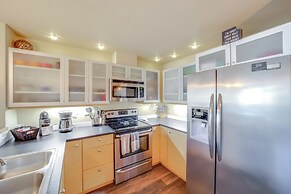 Walk to Lake Chelan: Mountain-view Condo w/ Grill!