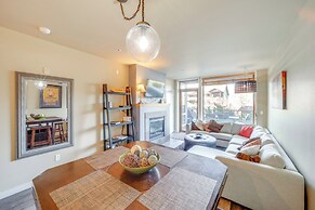 Walk to Lake Chelan: Mountain-view Condo w/ Grill!