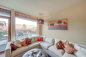 Walk to Lake Chelan: Mountain-view Condo w/ Grill!