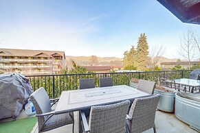 Walk to Lake Chelan: Mountain-view Condo w/ Grill!