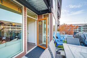 Walk to Lake Chelan: Mountain-view Condo w/ Grill!