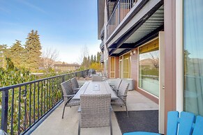 Walk to Lake Chelan: Mountain-view Condo w/ Grill!