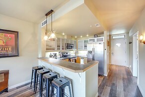 Walk to Lake Chelan: Mountain-view Condo w/ Grill!