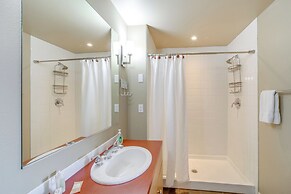 Walk to Lake Chelan: Mountain-view Condo w/ Grill!