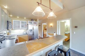 Walk to Lake Chelan: Mountain-view Condo w/ Grill!