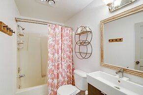 Walk to Payette Lake: Mccall Condo w/ Fireplace