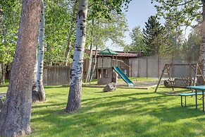 Walk to Payette Lake: Mccall Condo w/ Fireplace