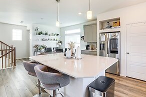 7 Mi to Denver Int'l Airport: Bright Home w/ Yard