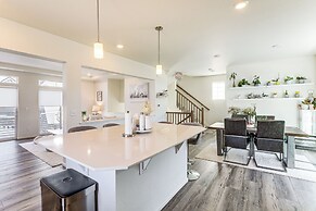 7 Mi to Denver Int'l Airport: Bright Home w/ Yard