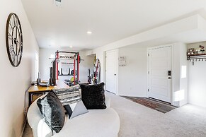 7 Mi to Denver Int'l Airport: Bright Home w/ Yard
