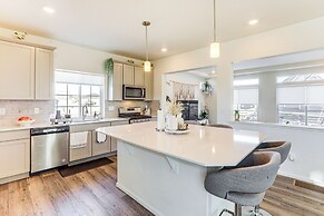 7 Mi to Denver Int'l Airport: Bright Home w/ Yard