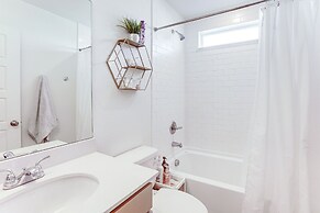 7 Mi to Denver Int'l Airport: Bright Home w/ Yard