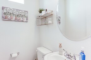 7 Mi to Denver Int'l Airport: Bright Home w/ Yard