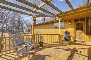 Deck & Fire Pit! Cabin Half-mi to Tunica Lake