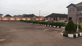 Girozolin Hotel and Suites