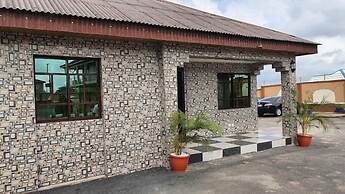 Girozolin Hotel and Suites