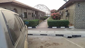 Girozolin Hotel and Suites