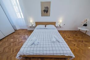 Apartments Karlo on the seafront