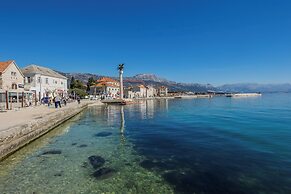 Apartments Karlo on the seafront