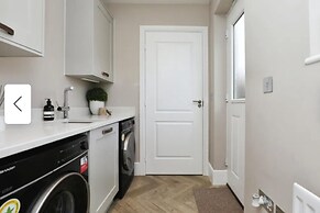 Halewood Haven - 4 Bedroom House