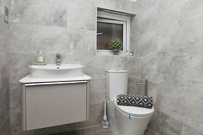 Halewood Haven - 4 Bedroom House