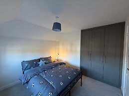 Halewood Haven - 4 Bedroom House