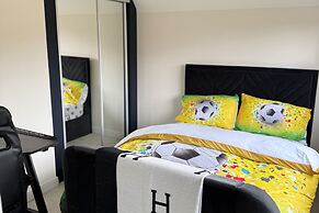 Halewood Haven - 4 Bedroom House