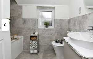 Halewood Haven - 4 Bedroom House