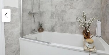 Halewood Haven - 4 Bedroom House