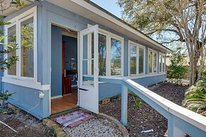 1 Mi to Fishing Pier: Apalachicola Bay Getaway!