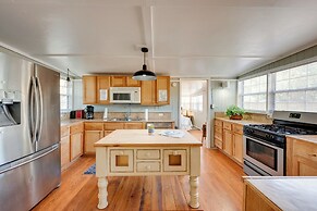 1 Mi to Fishing Pier: Apalachicola Bay Getaway!
