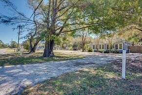 1 Mi to Fishing Pier: Apalachicola Bay Getaway!
