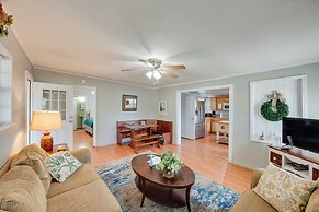 1 Mi to Fishing Pier: Apalachicola Bay Getaway!
