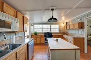 1 Mi to Fishing Pier: Apalachicola Bay Getaway!