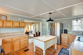 1 Mi to Fishing Pier: Apalachicola Bay Getaway!