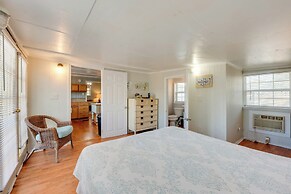 1 Mi to Fishing Pier: Apalachicola Bay Getaway!