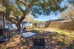 1 Mi to Fishing Pier: Apalachicola Bay Getaway!