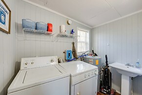 1 Mi to Fishing Pier: Apalachicola Bay Getaway!