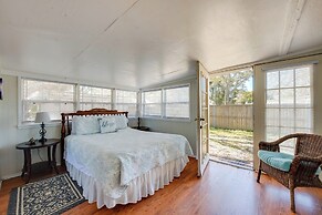 1 Mi to Fishing Pier: Apalachicola Bay Getaway!