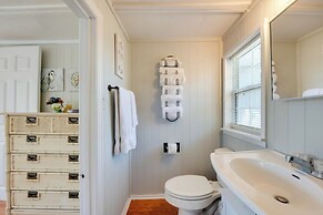 1 Mi to Fishing Pier: Apalachicola Bay Getaway!