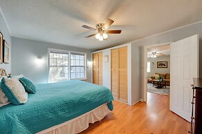 1 Mi to Fishing Pier: Apalachicola Bay Getaway!