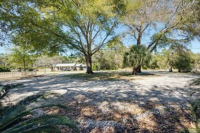 1 Mi to Fishing Pier: Apalachicola Bay Getaway!