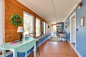 1 Mi to Fishing Pier: Apalachicola Bay Getaway!